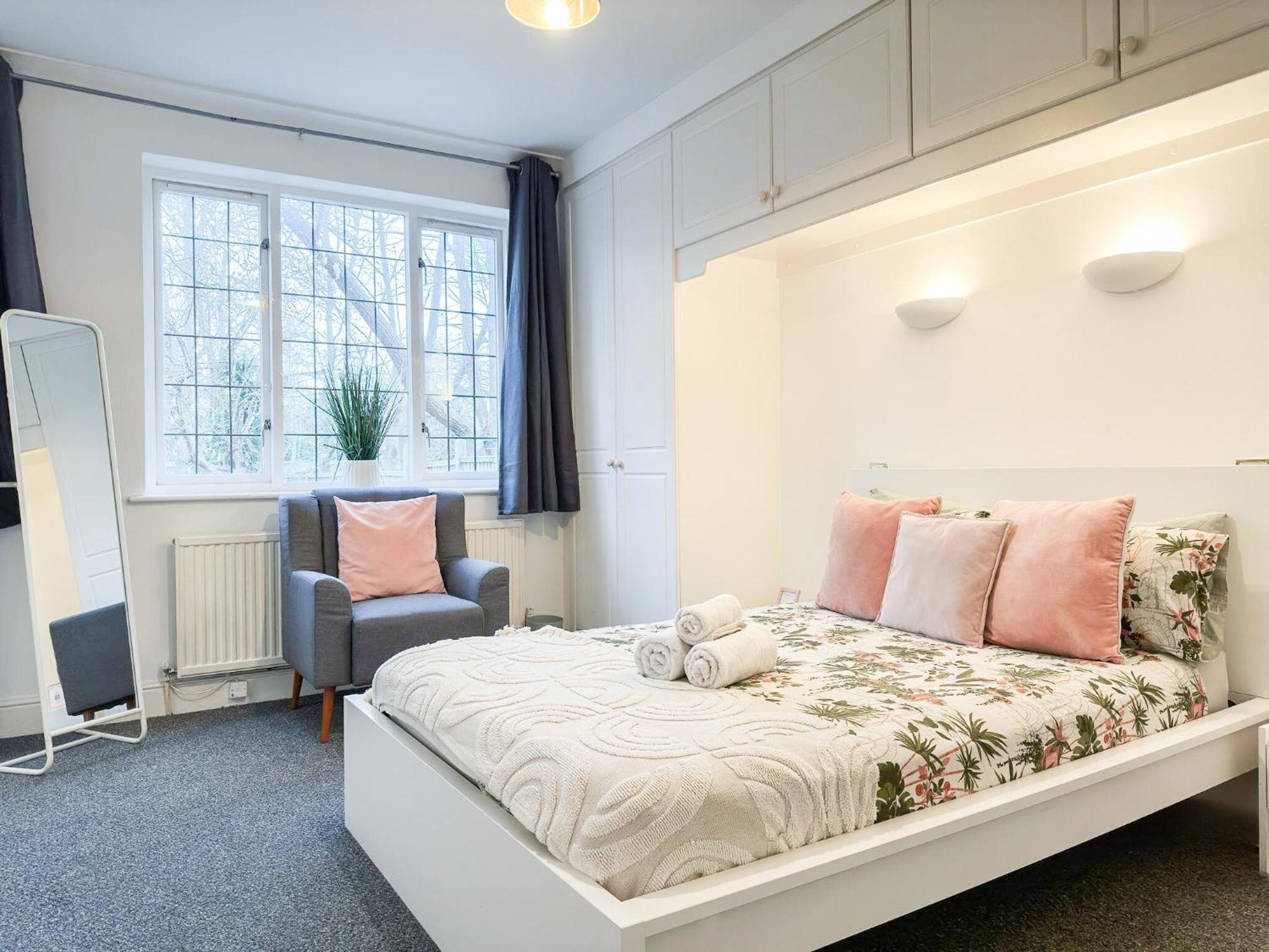 Apartamento Cosy Near Hampstead Heath With Free On-site Parking & Private Gardens, Golders Green Londres
