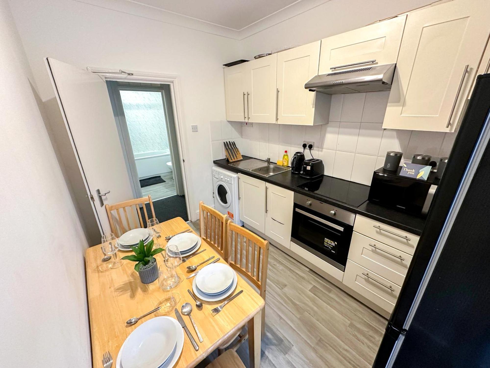 Cosy Near Hampstead Heath With Free On-site Parking & Private Gardens, Golders Green