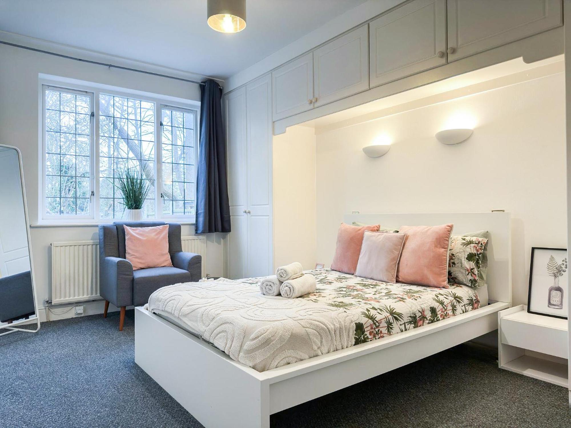 Cosy Near Hampstead Heath With Free On-site Parking & Private Gardens, Golders Green Londres