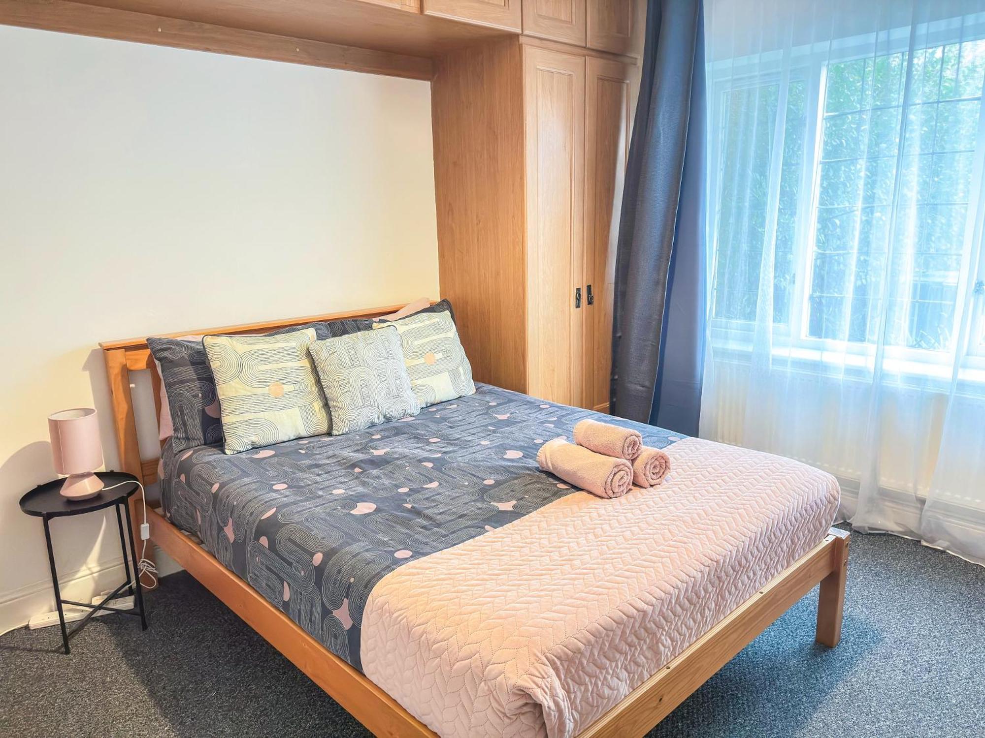 Cosy Near Hampstead Heath With Free On-site Parking & Private Gardens, Golders Green