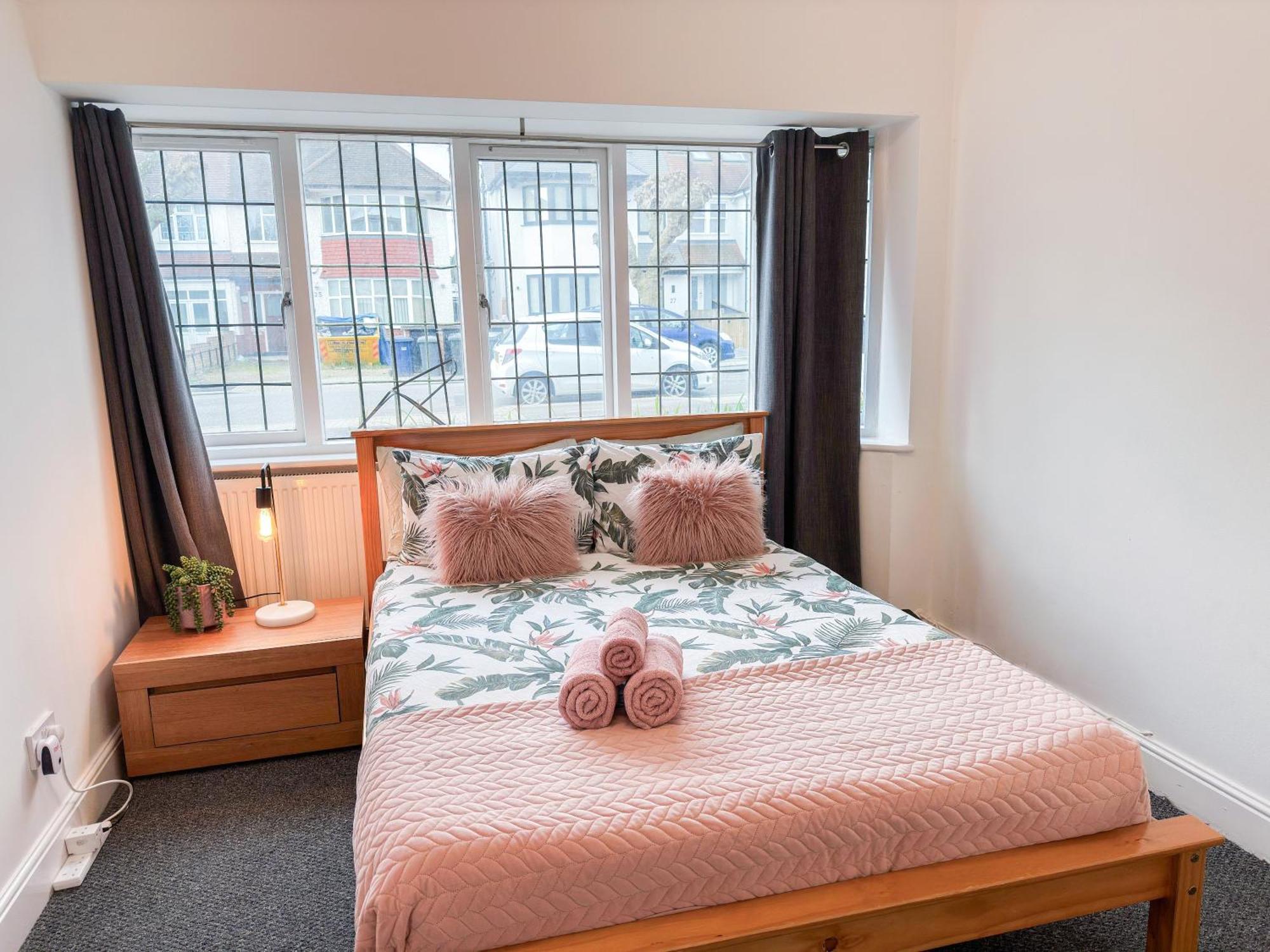 Apartamento Cosy Near Hampstead Heath With Free On-site Parking & Private Gardens, Golders Green Londres