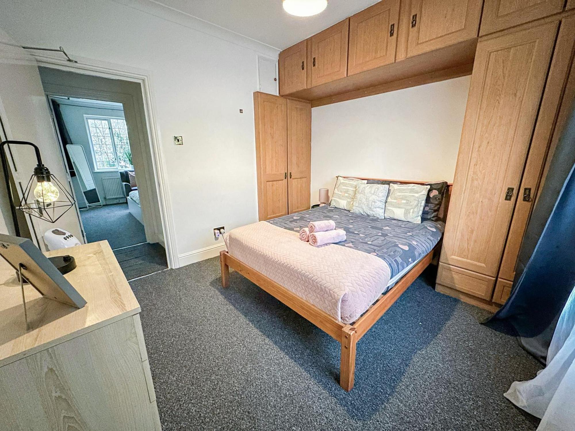 Cosy Near Hampstead Heath With Free On-site Parking & Private Gardens, Golders Green London