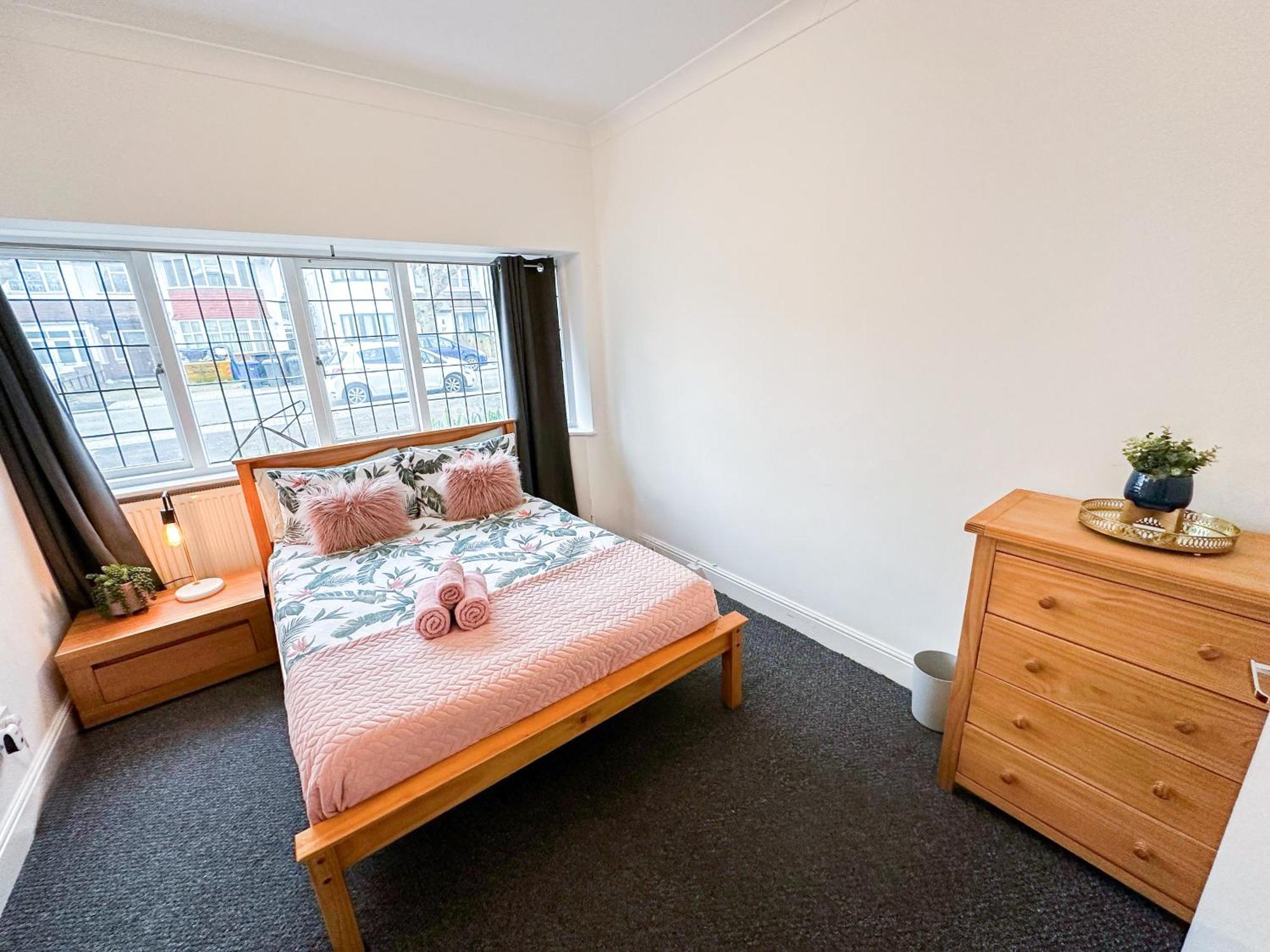 Cosy Near Hampstead Heath With Free On-site Parking & Private Gardens, Golders Green *