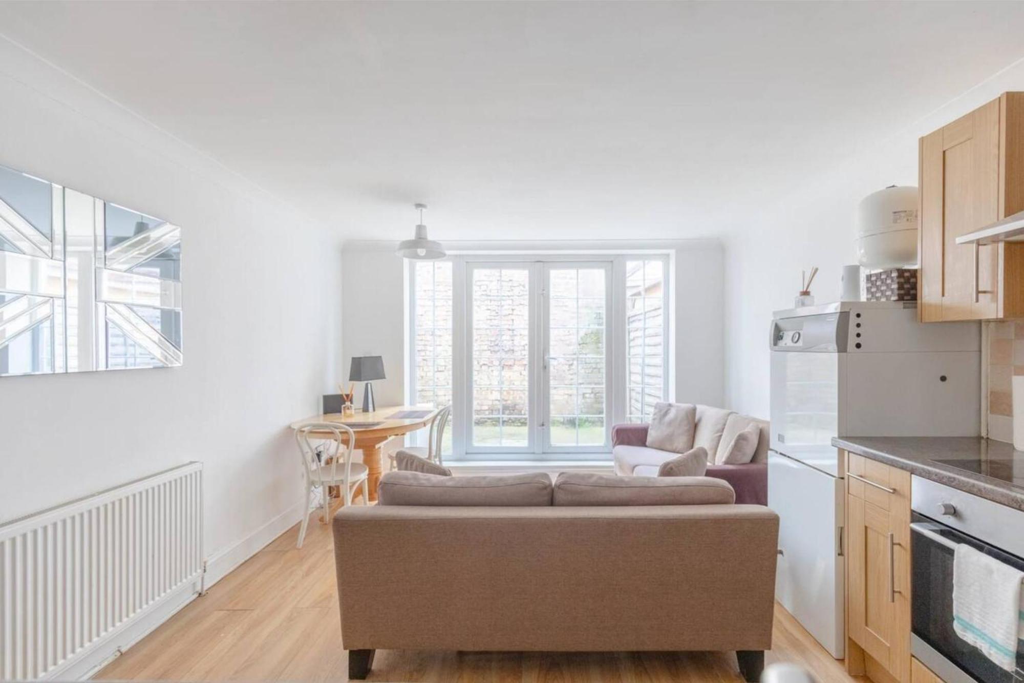 Apartment Wprivate Patio Heart Of Brixton London! London