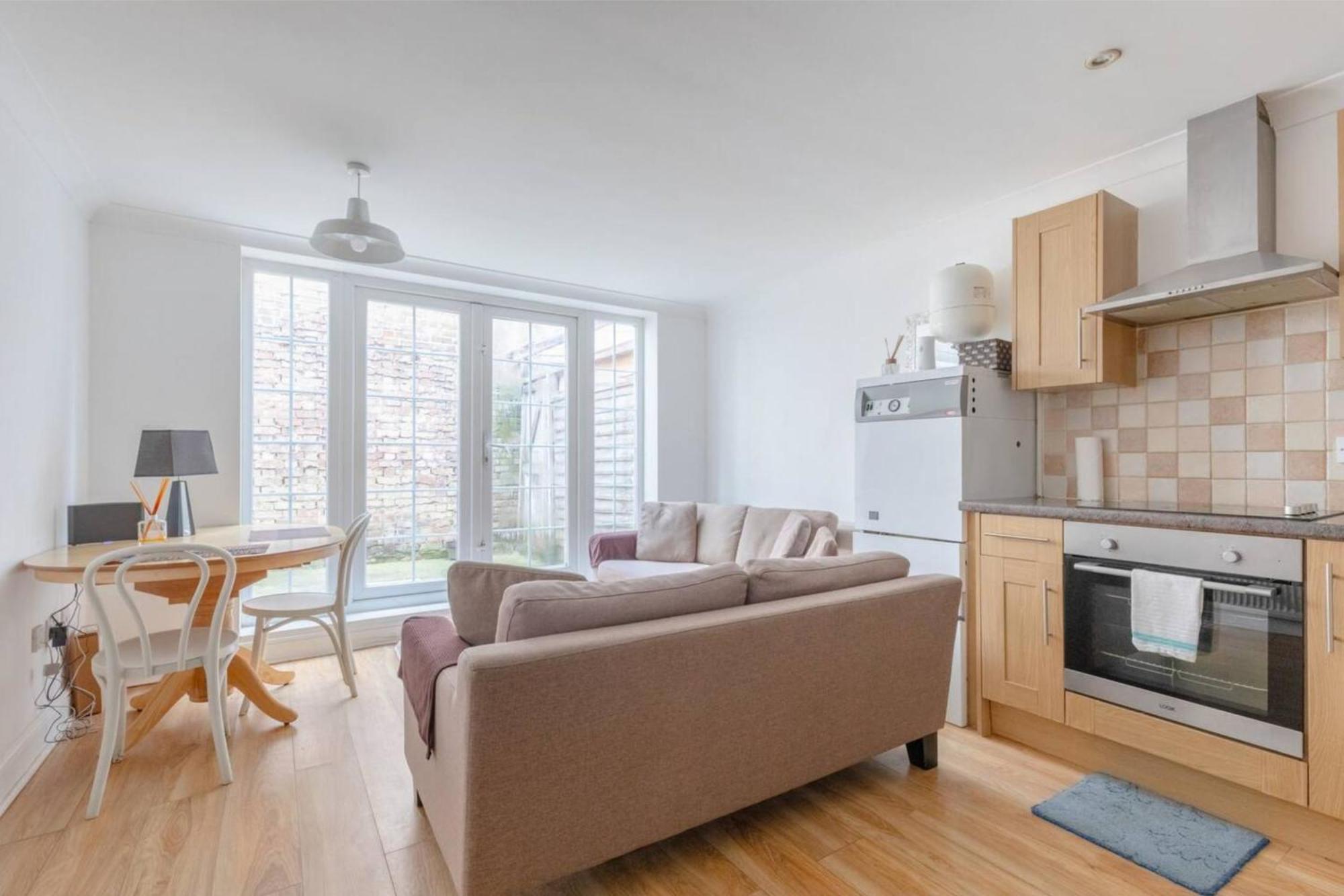Apartment Wprivate Patio Heart Of Brixton London!