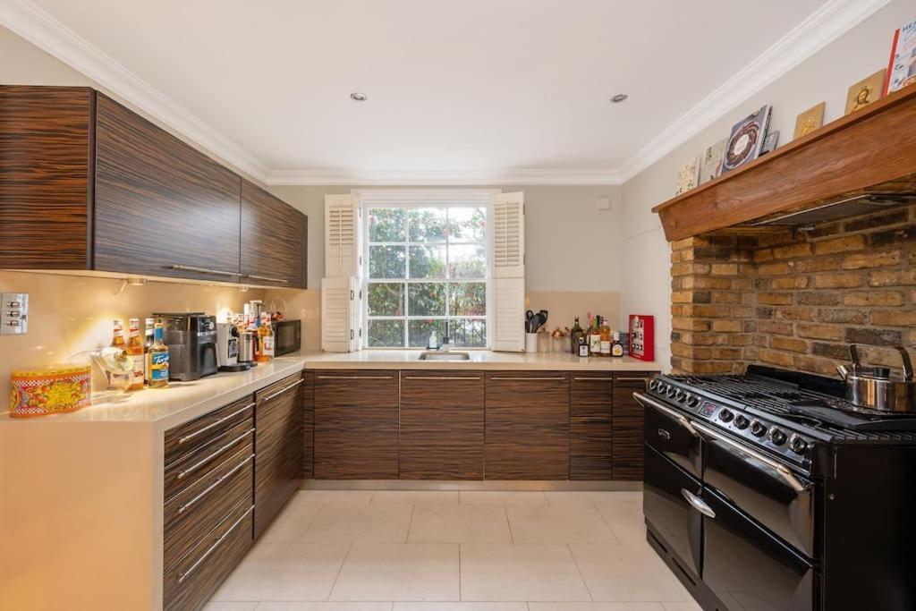 Fairytale Garden House - Next To Victoria Station & Pet Friendly * London