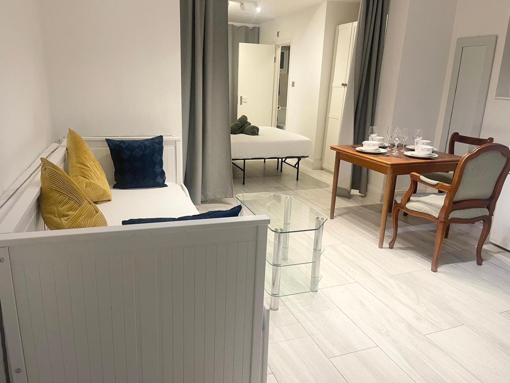 Apartment Large Studio With Extra Sofa Bed And Private Bath Plus Kitchen Canary Wharf 1 *