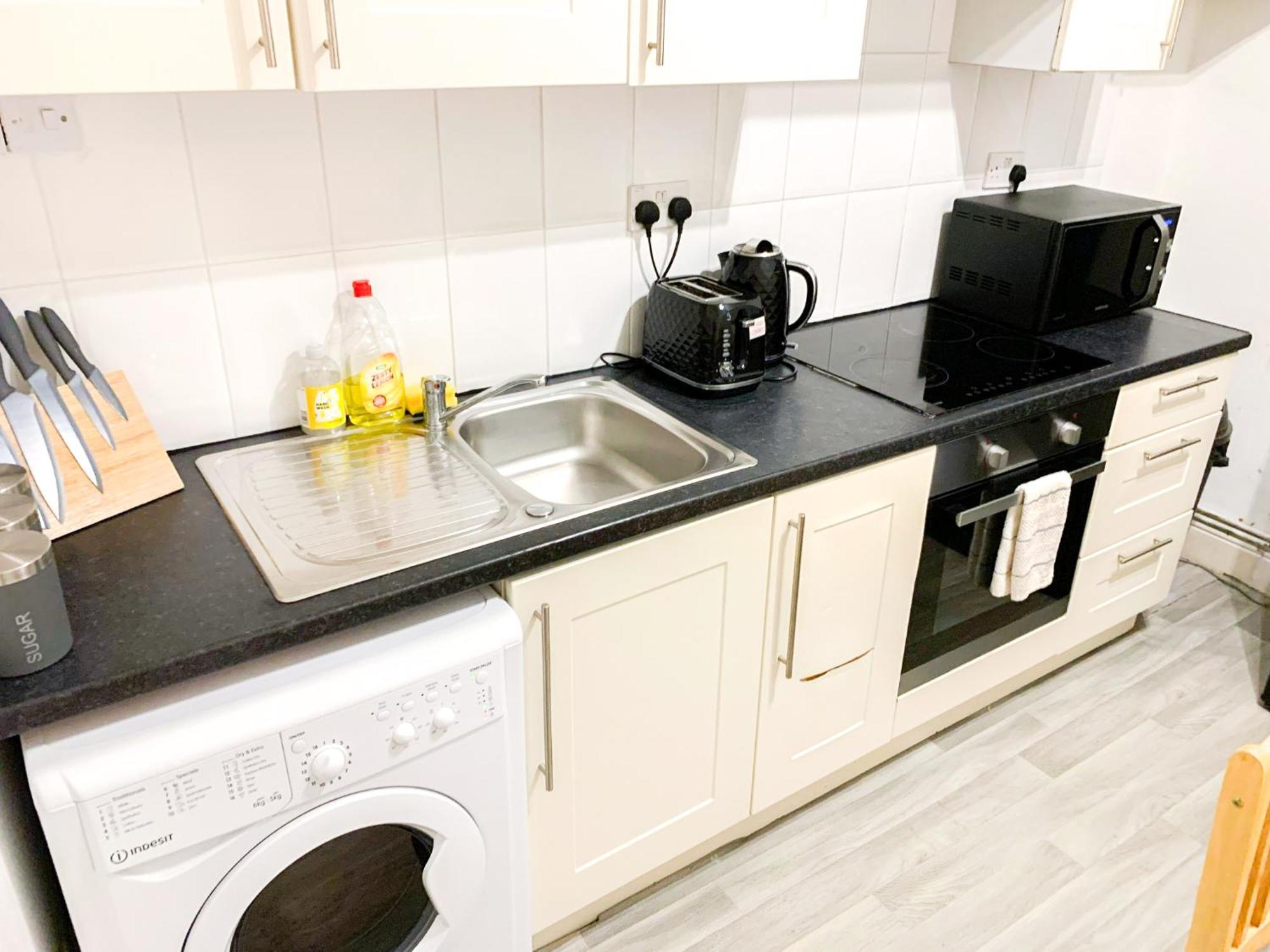 Apartment Cosy Near Hampstead Heath With Free On-site Parking & Private Gardens, Golders Green London
