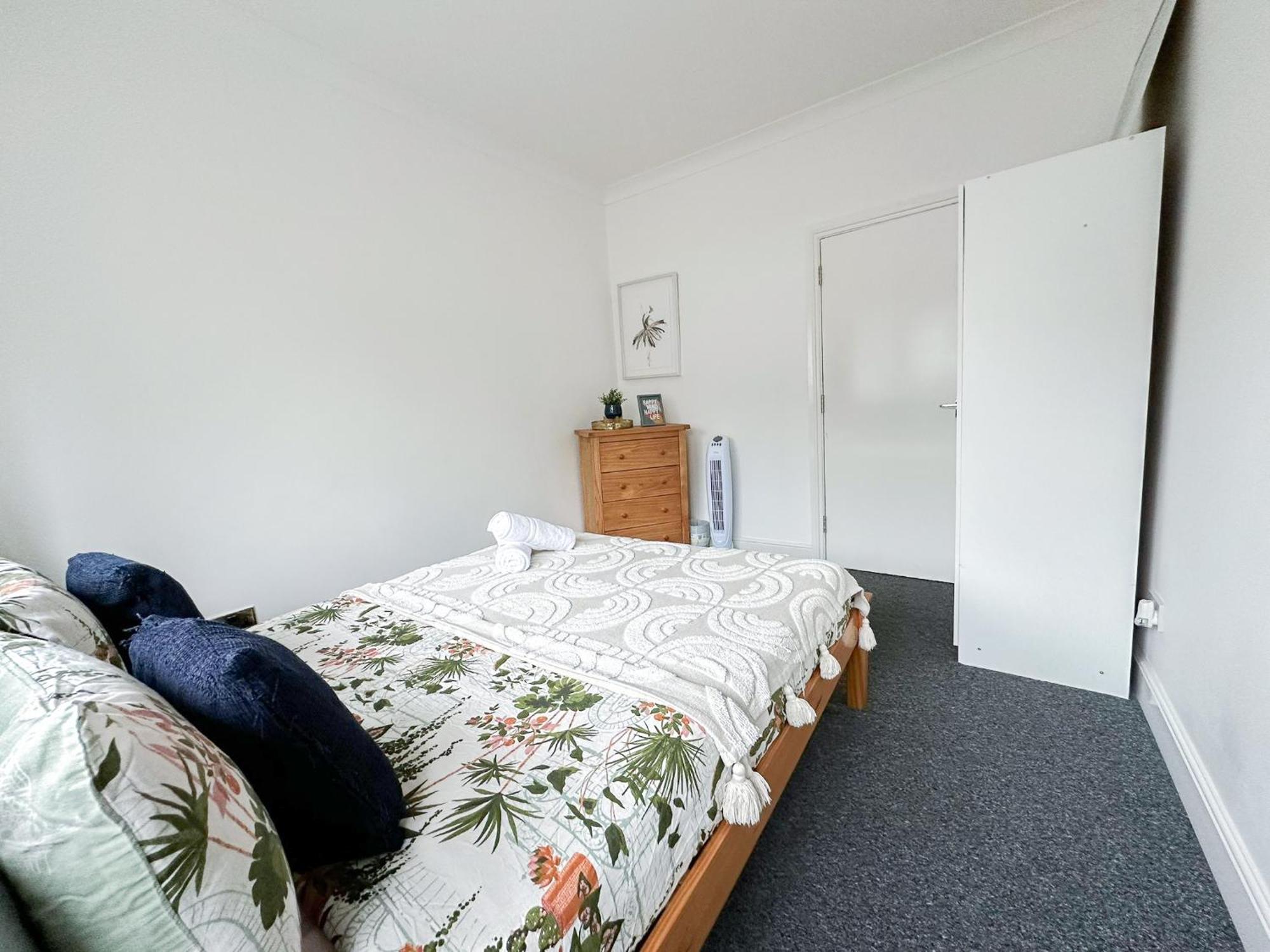 Cosy Near Hampstead Heath With Free On-site Parking & Private Gardens, Golders Green