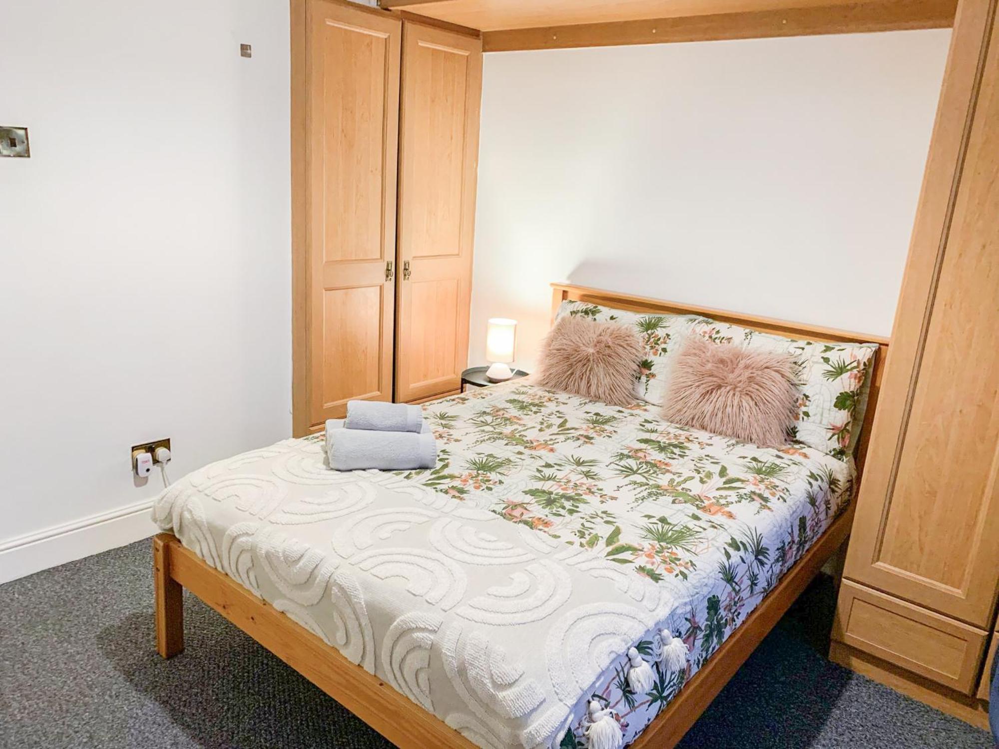 Cosy Near Hampstead Heath With Free On-site Parking & Private Gardens, Golders Green Apartment *