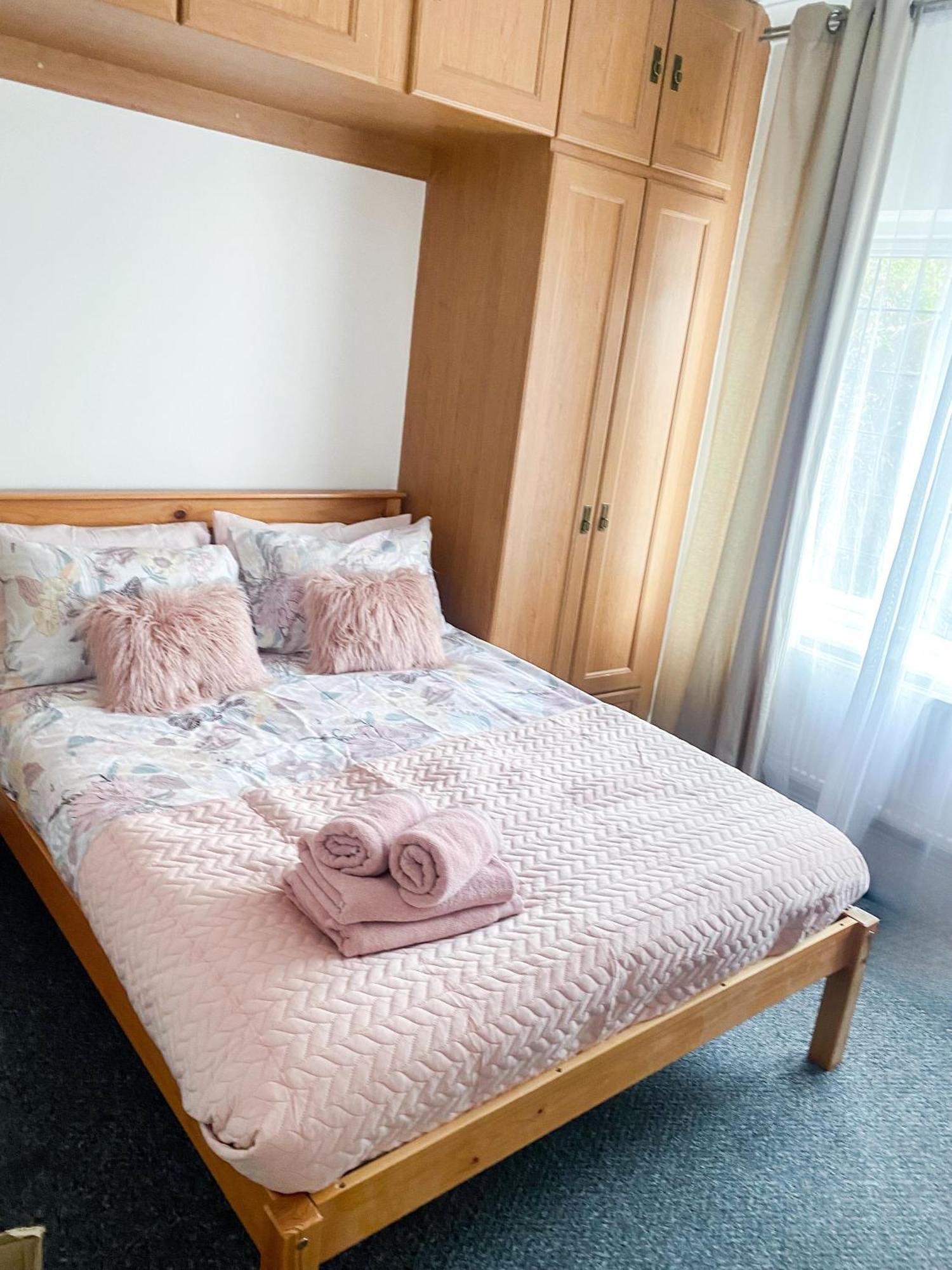 Cosy Near Hampstead Heath With Free On-site Parking & Private Gardens, Golders Green Apartment London
