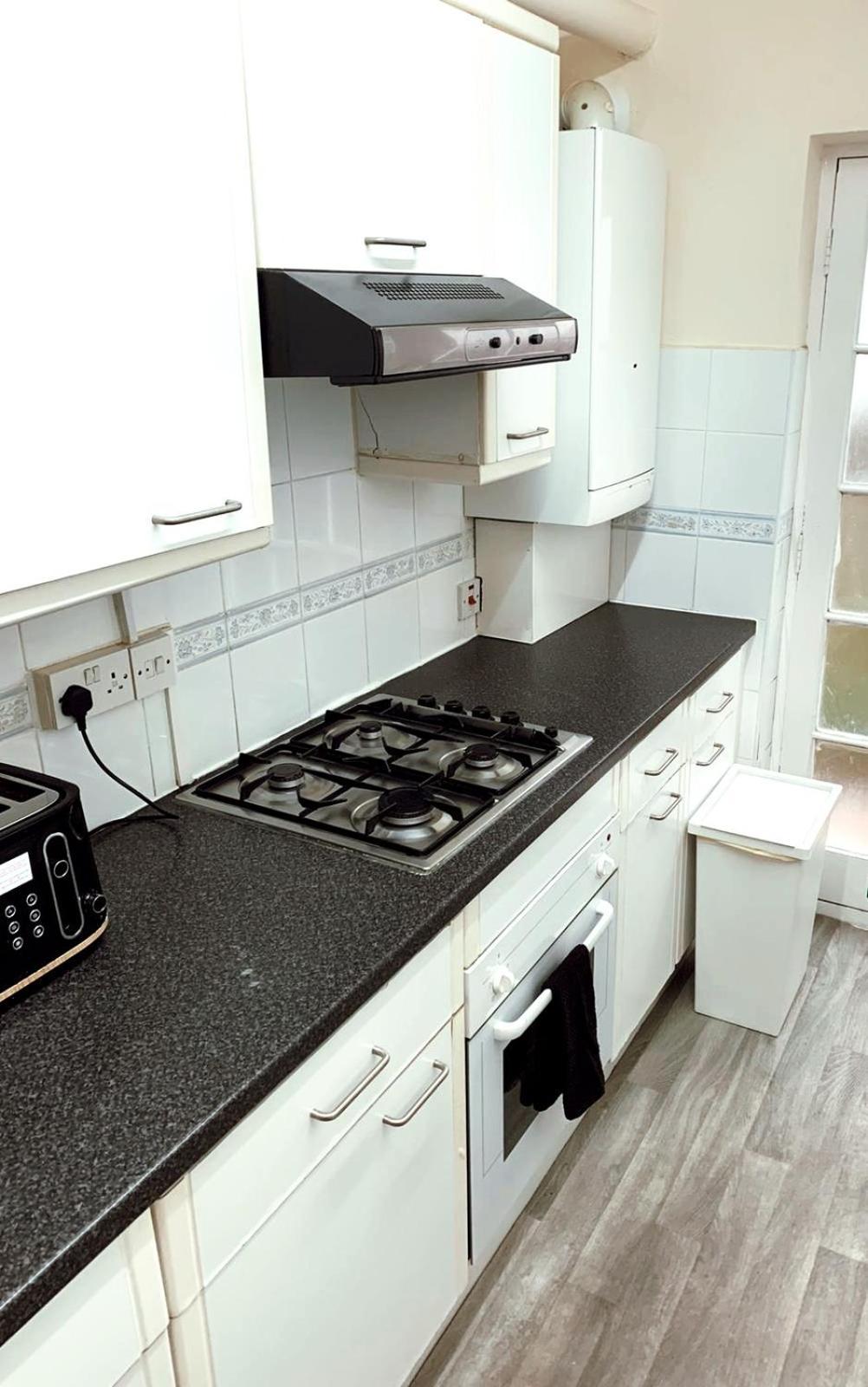 Cosy Near Hampstead Heath With Free On-site Parking & Private Gardens, Golders Green *