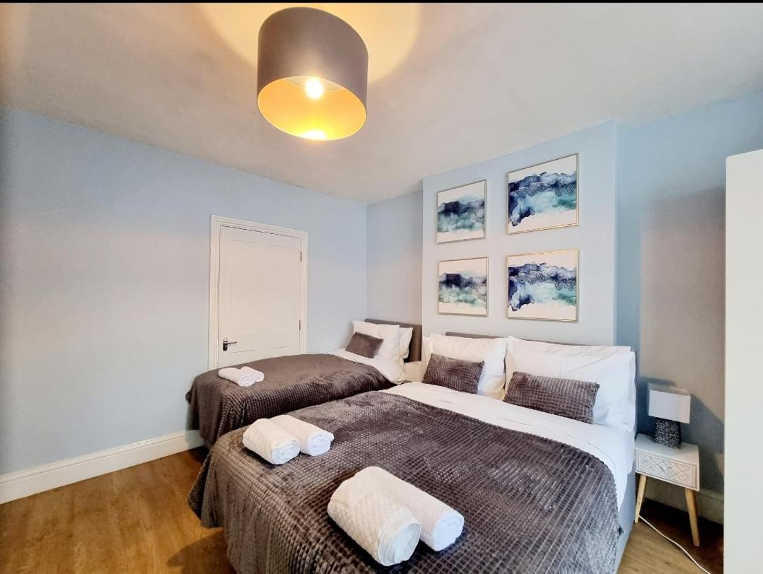 Stylish 2 Bedroom Sleeps 5 - 3 Mins Walk To Mile End Station *