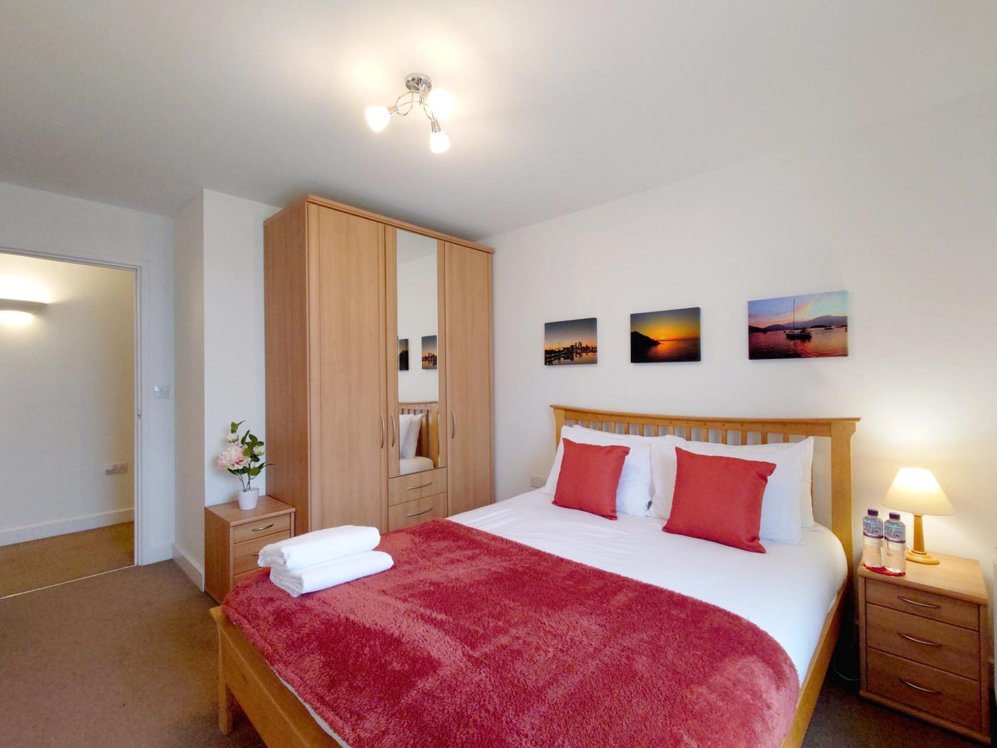 Excel - Three Bed Serviced * Londen