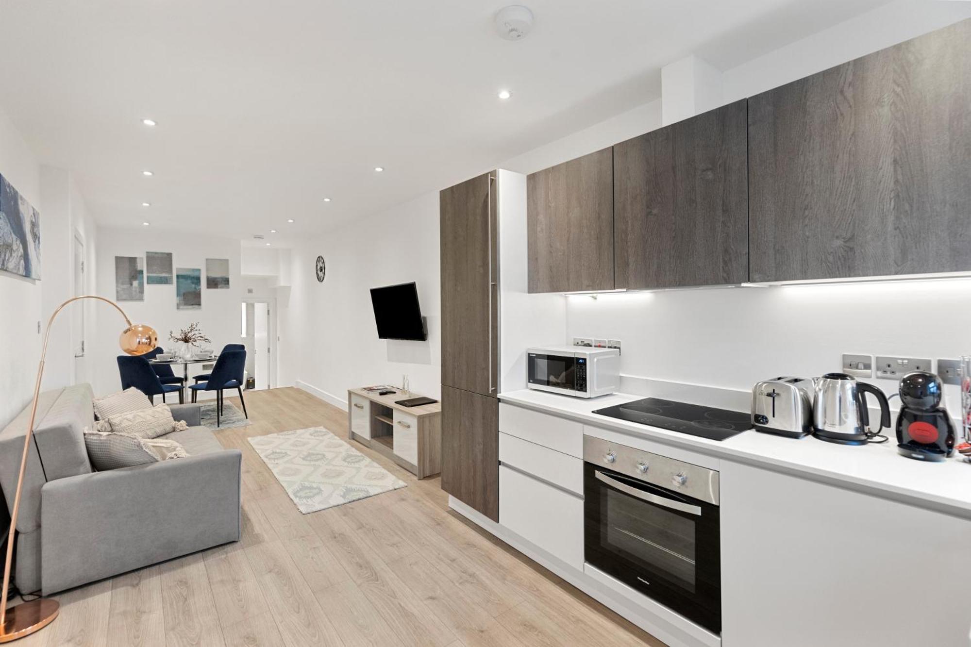 Bright And Spacious - Excellent Location