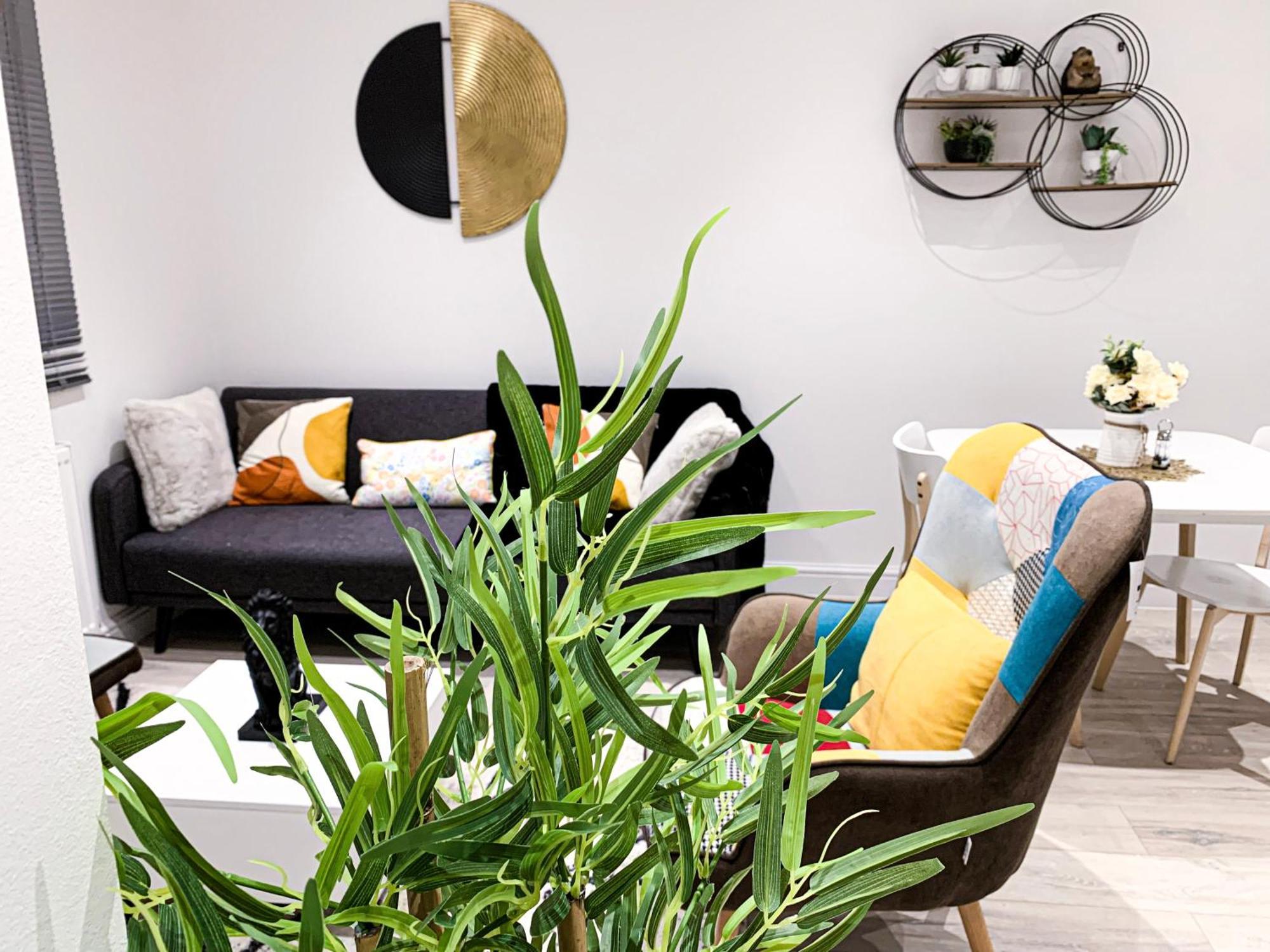 Wembley Luxury: Two-bedroom With Parking Apartment
