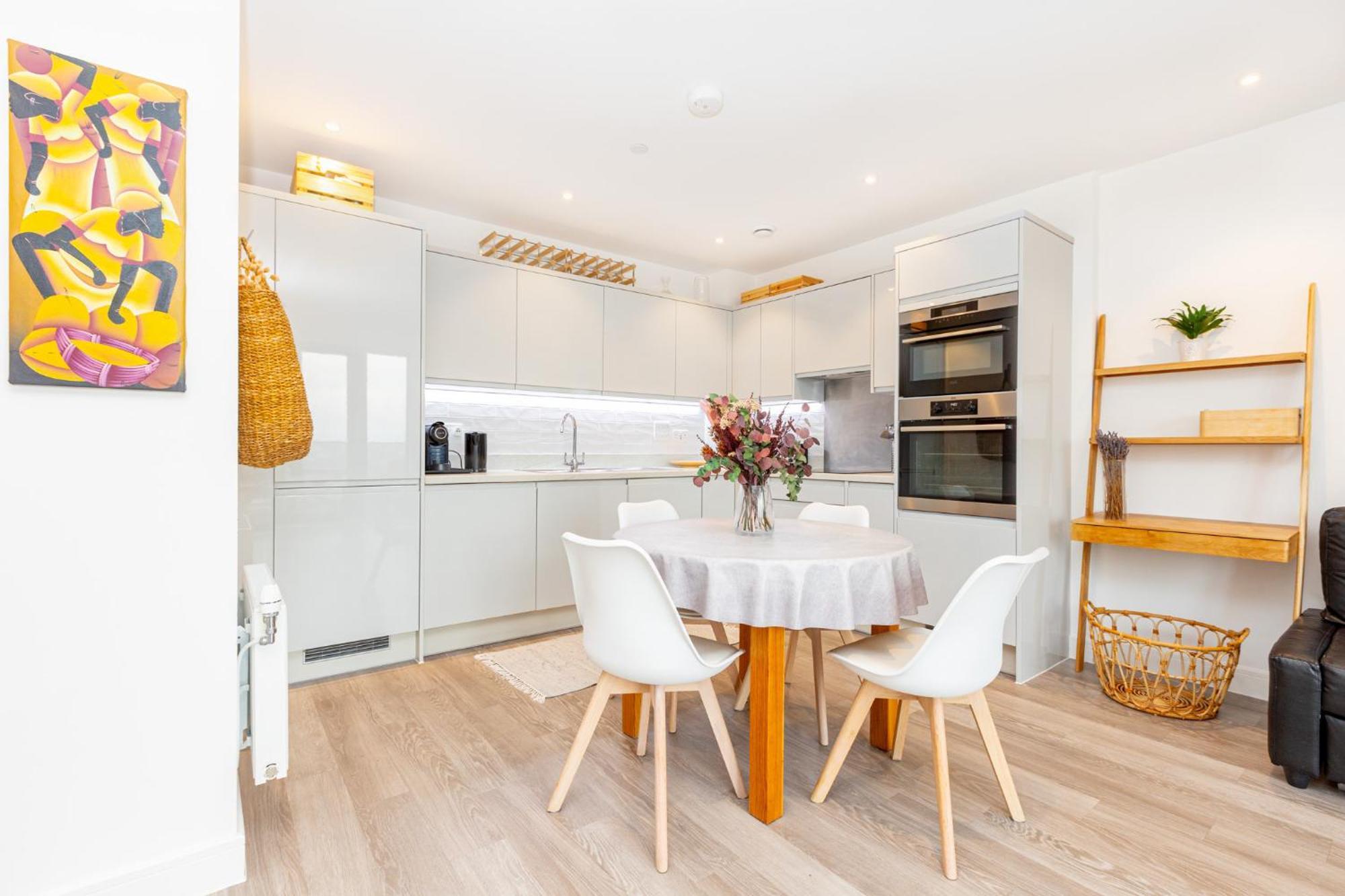 Sensational 2br Wviews & Balcony In Wandsworth Appartement *