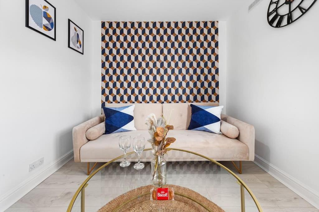 The Holloway Suite- Longterm 15% Off Sleeps4 Apartment *