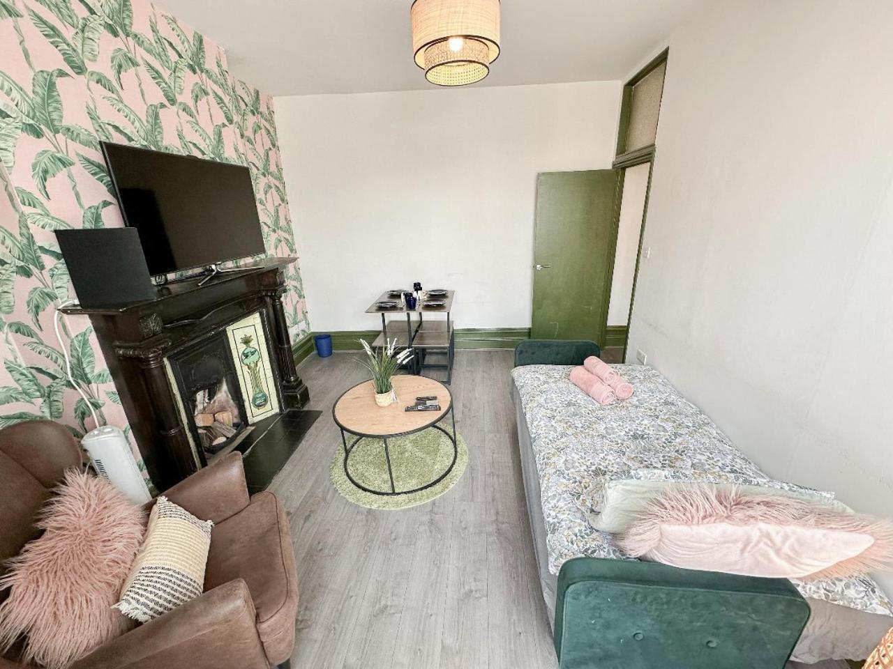 Apartment 2 Bedroom Flat With Indoor Fireplace In Shepherds Bush, Near White City London