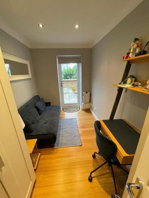 Flat In - Close To Excel Apartment