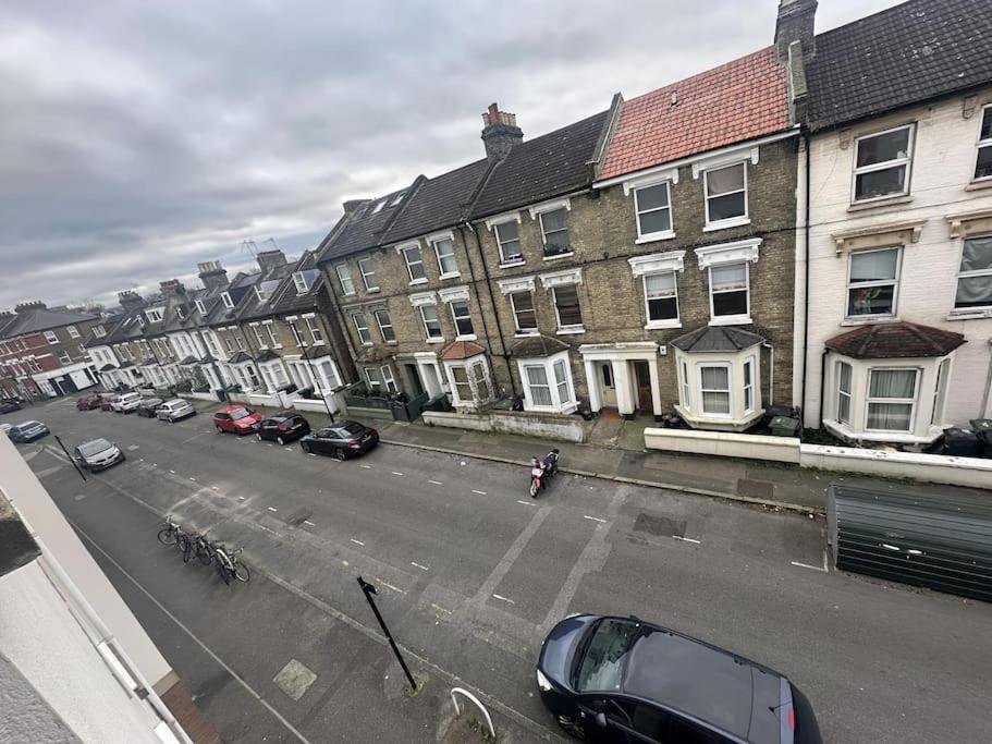 Remarkable 2-bed In Apartment *