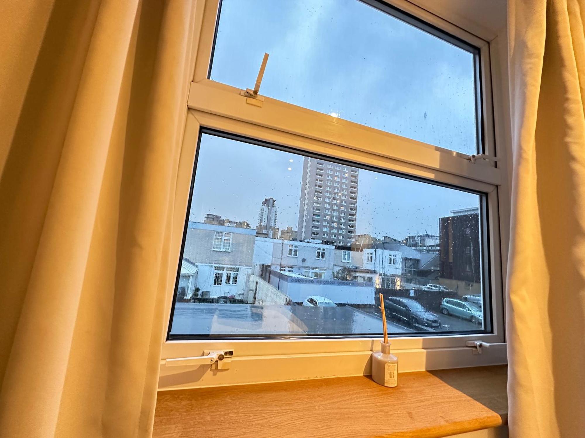 Spacious En-suite Private Bath And Kitchen Studio Flat Canary Wharf No 3 Apartment