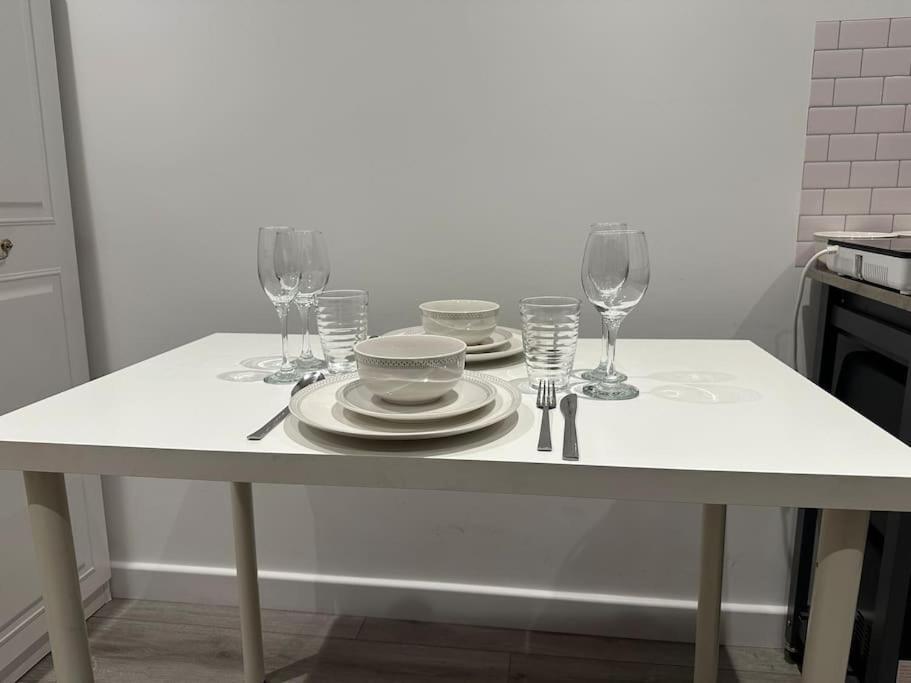 Spacious En-suite Private Bath And Kitchen Studio Flat Canary Wharf No 3 London
