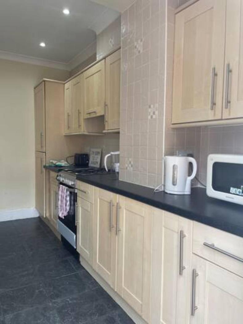 3 Bedroom House,4beds, 2 Baths Ilford ,12 Mins To Stratford