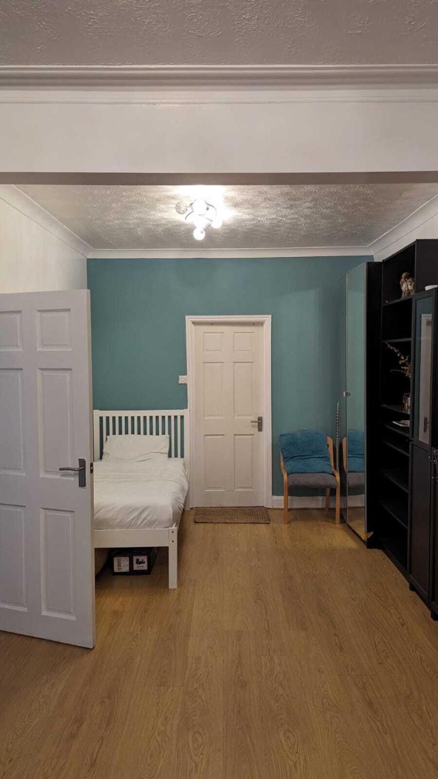 Ferienhaus 3 Bedroom House,4beds, 2 Baths Ilford ,12 Mins To Stratford London