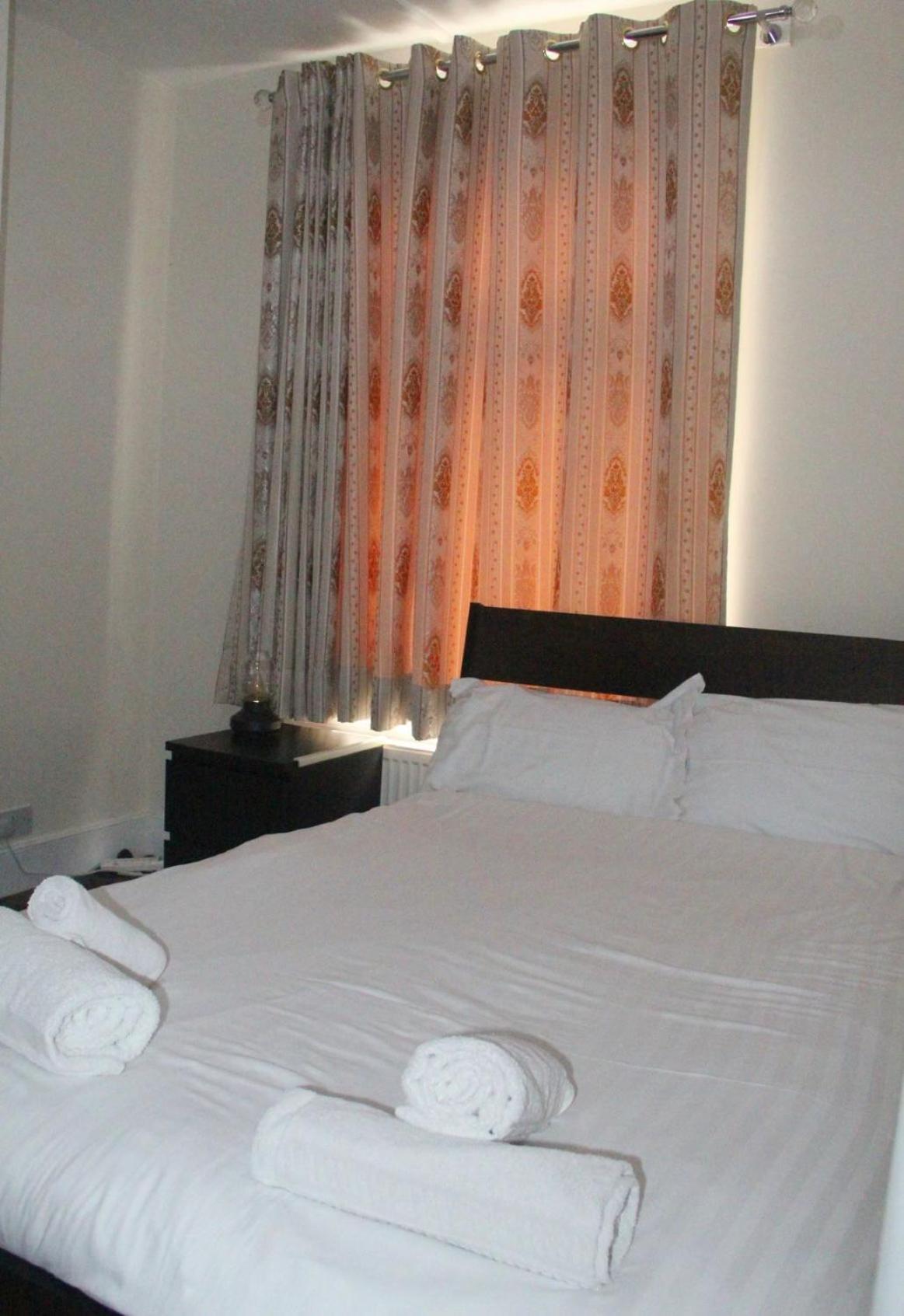 3 Bedroom House,4beds, 2 Baths Ilford ,12 Mins To Stratford Ferienhaus *