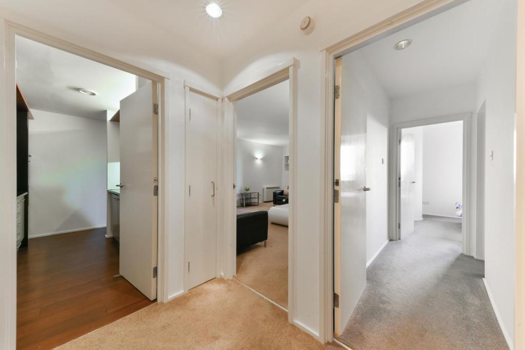 Large 1 Bed Flat Near Hyde Park *