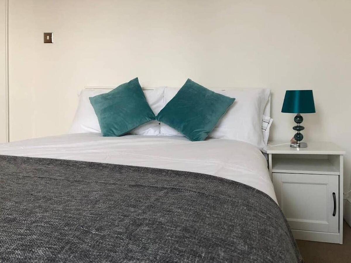 Wood Budget - Next To Mall & Metro Station - 10 Min To Center Holiday home London