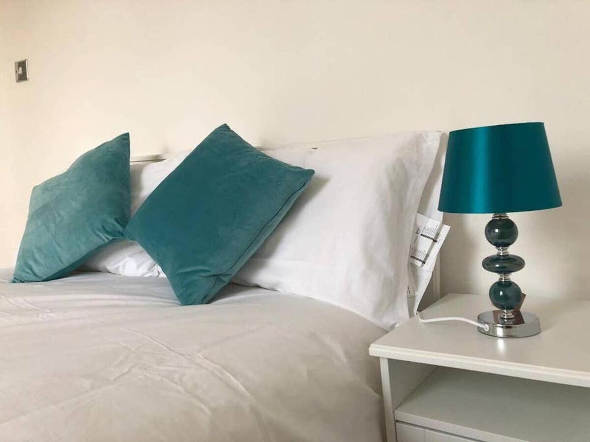 Wood Budget - Next To Mall & Metro Station - 10 Min To Center Holiday home *