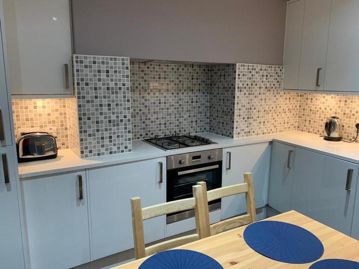 Wood Budget - Next To Mall & Metro Station - 10 Min To Center Holiday home *