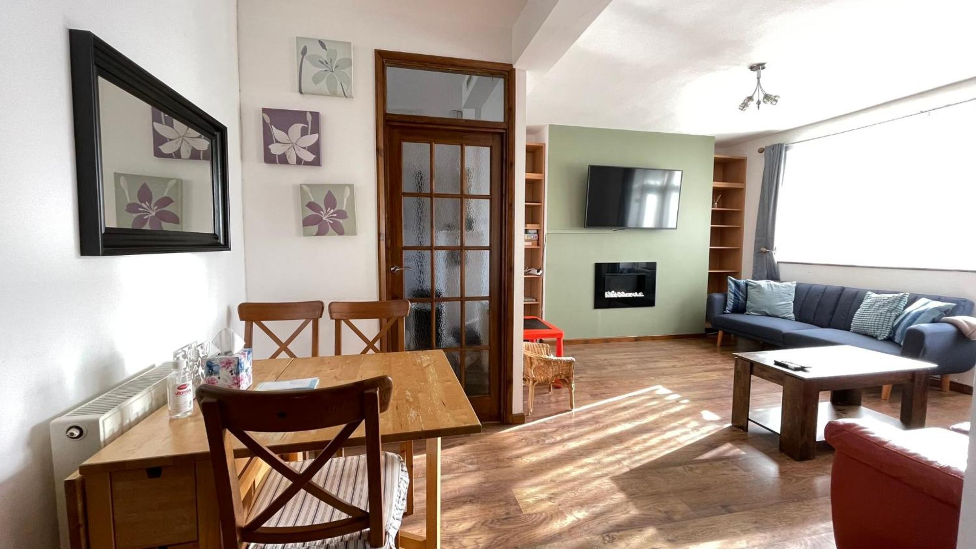 2 Bedrooms 2 Stations * Londen