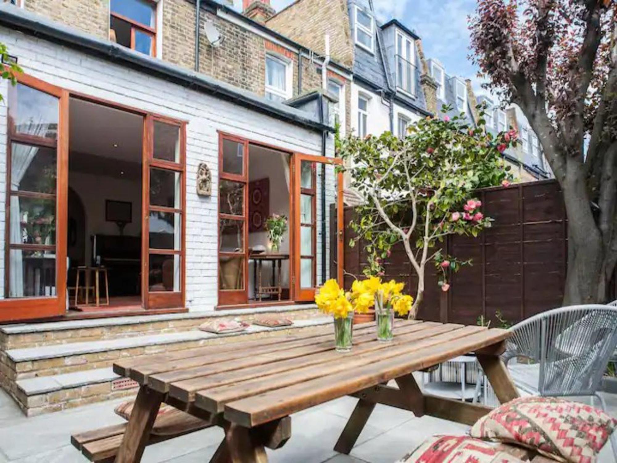 Pass The Keys - Mediterranean Garden Holiday home London