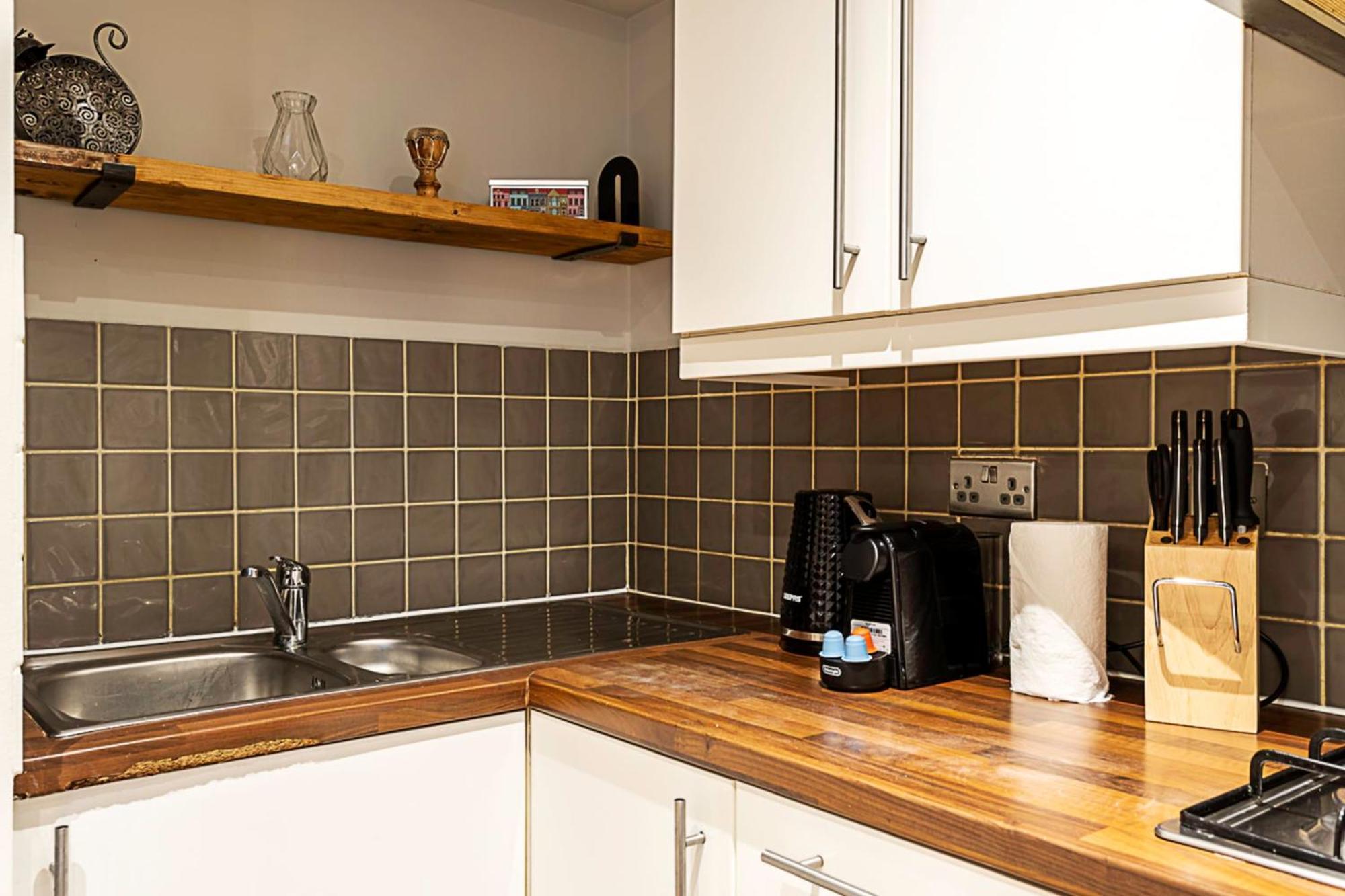 Cosy Garden Flat In Prestigious Residential Area London