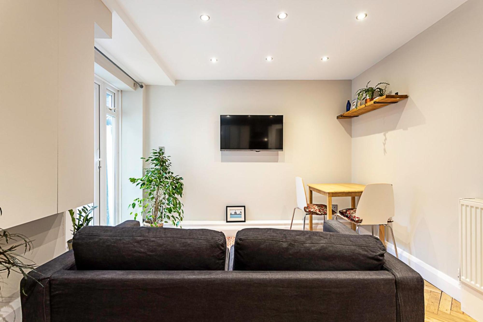 Cosy Garden Flat In Prestigious Residential Area Apartment