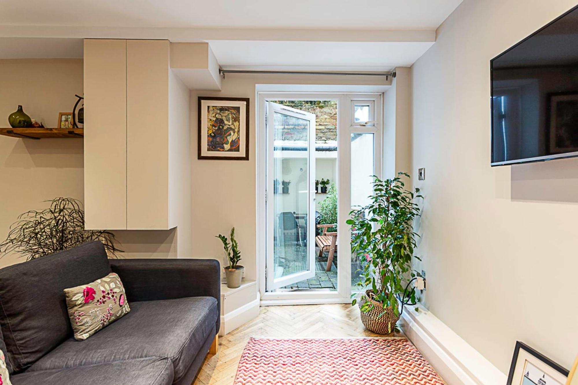 Cosy Garden Flat In Prestigious Residential Area Apartment