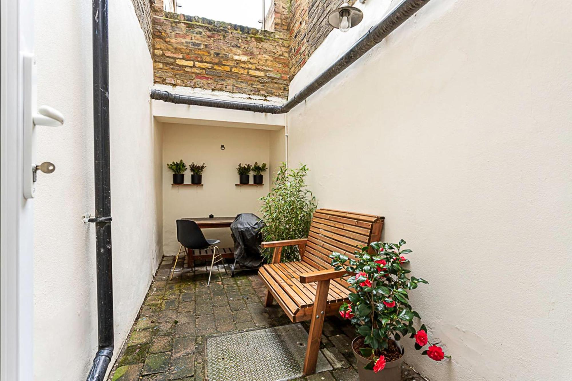 Cosy Garden Flat In Prestigious Residential Area Apartment *