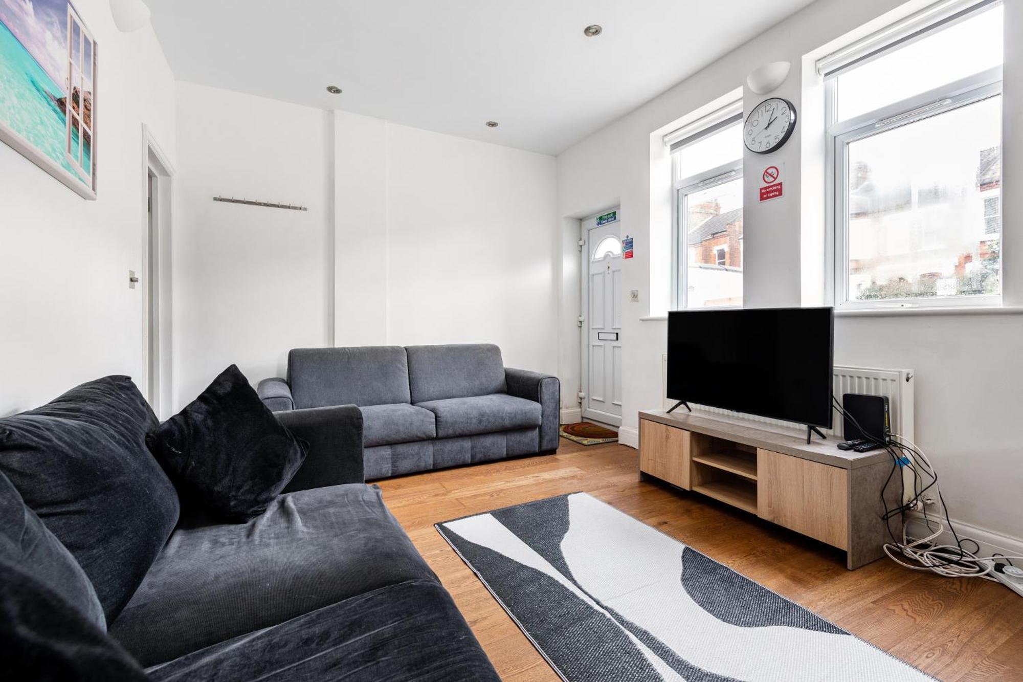 Apartment Spacious 2 Bed 2 Bath With Free Parking For 2 Cars And Underground Station Zone 2 For Quick Access To Up To 10 Guests