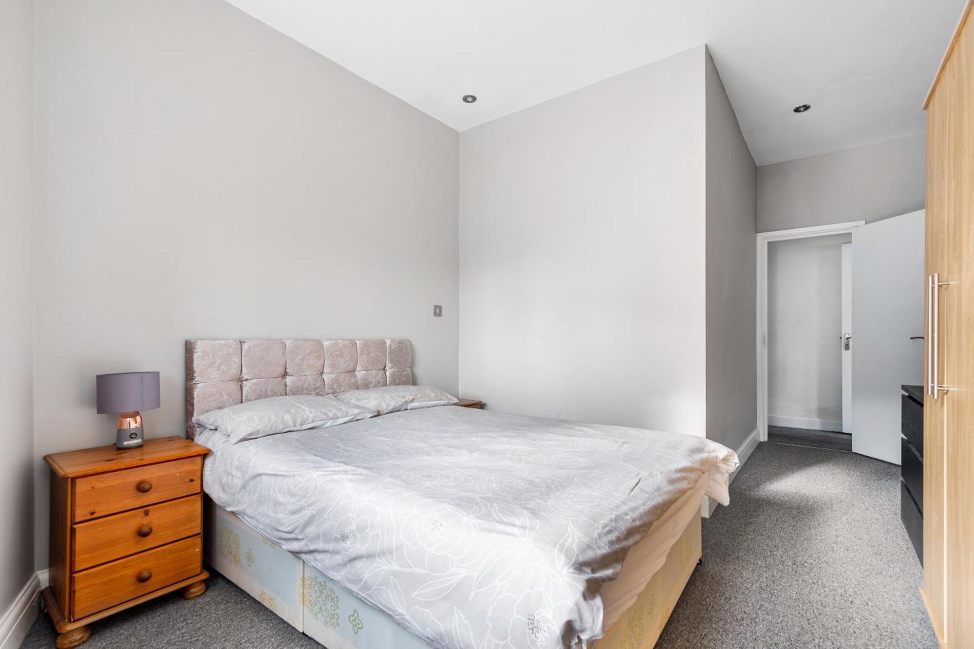 Apartment Spacious 2 Bed 2 Bath With Free Parking For 2 Cars And Underground Station Zone 2 For Quick Access To Up To 10 Guests