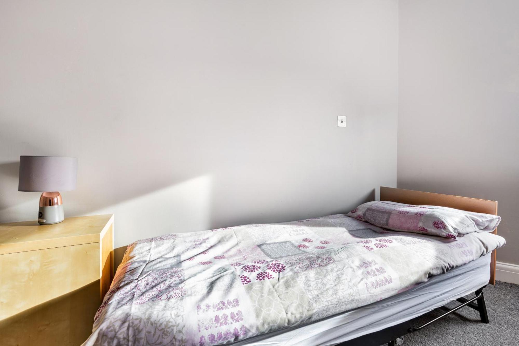 Spacious 2 Bed 2 Bath With Free Parking For 2 Cars And Underground Station Zone 2 For Quick Access To Up To 10 Guests London
