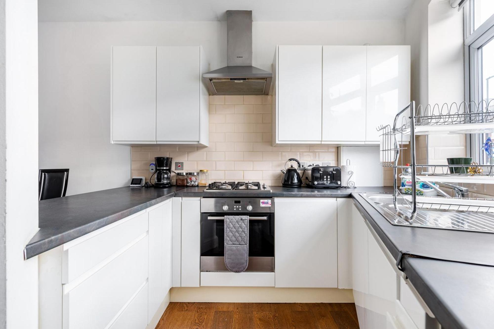 Apartment Spacious 2 Bed 2 Bath With Free Parking For 2 Cars And Underground Station Zone 2 For Quick Access To Up To 10 Guests London