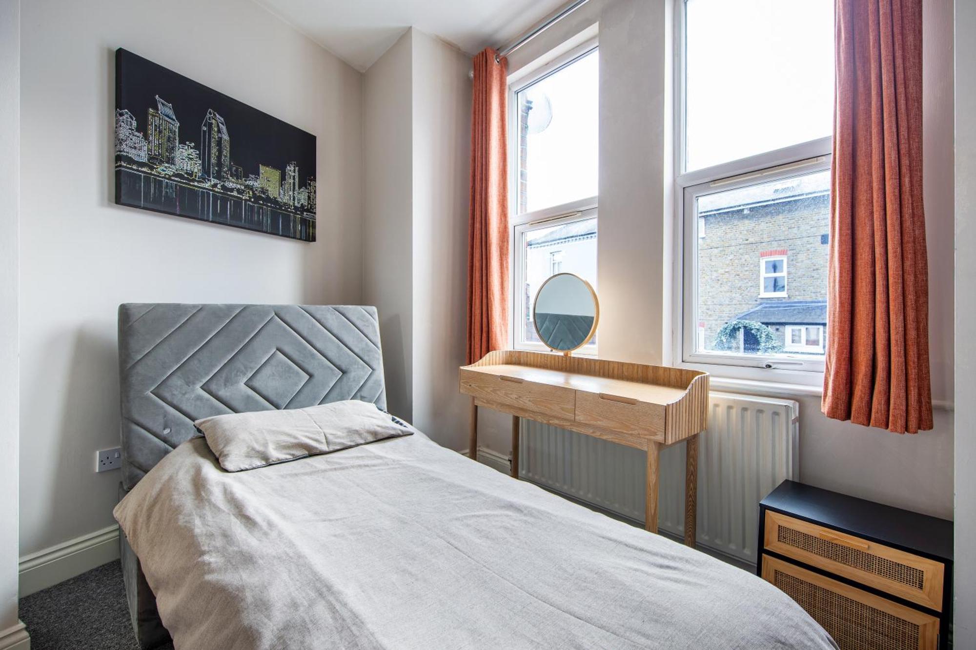 Cosy 1 Bed With Free Parking Close To Underground Station Zone 2 For Quick Access To Up To 5 Guests *