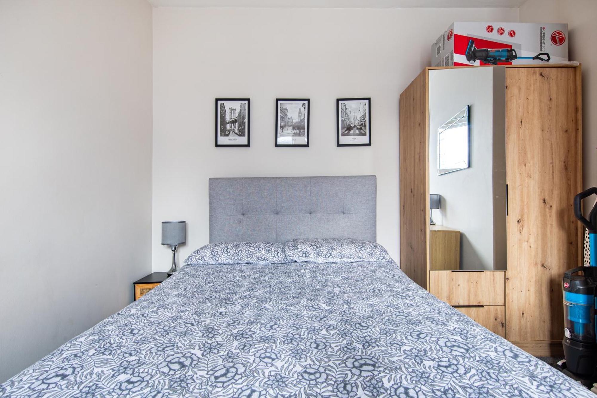 Cosy 1 Bed With Free Parking Close To Underground Station Zone 2 For Quick Access To Up To 5 Guests Apartment *