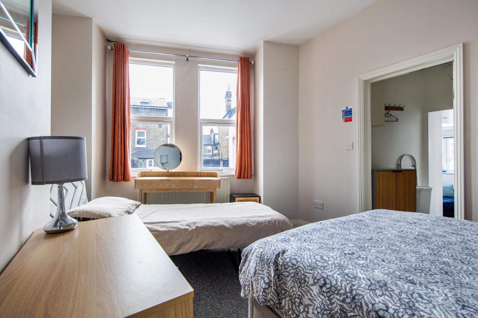 Cosy 1 Bed With Free Parking Close To Underground Station Zone 2 For Quick Access To Up To 5 Guests Apartment London