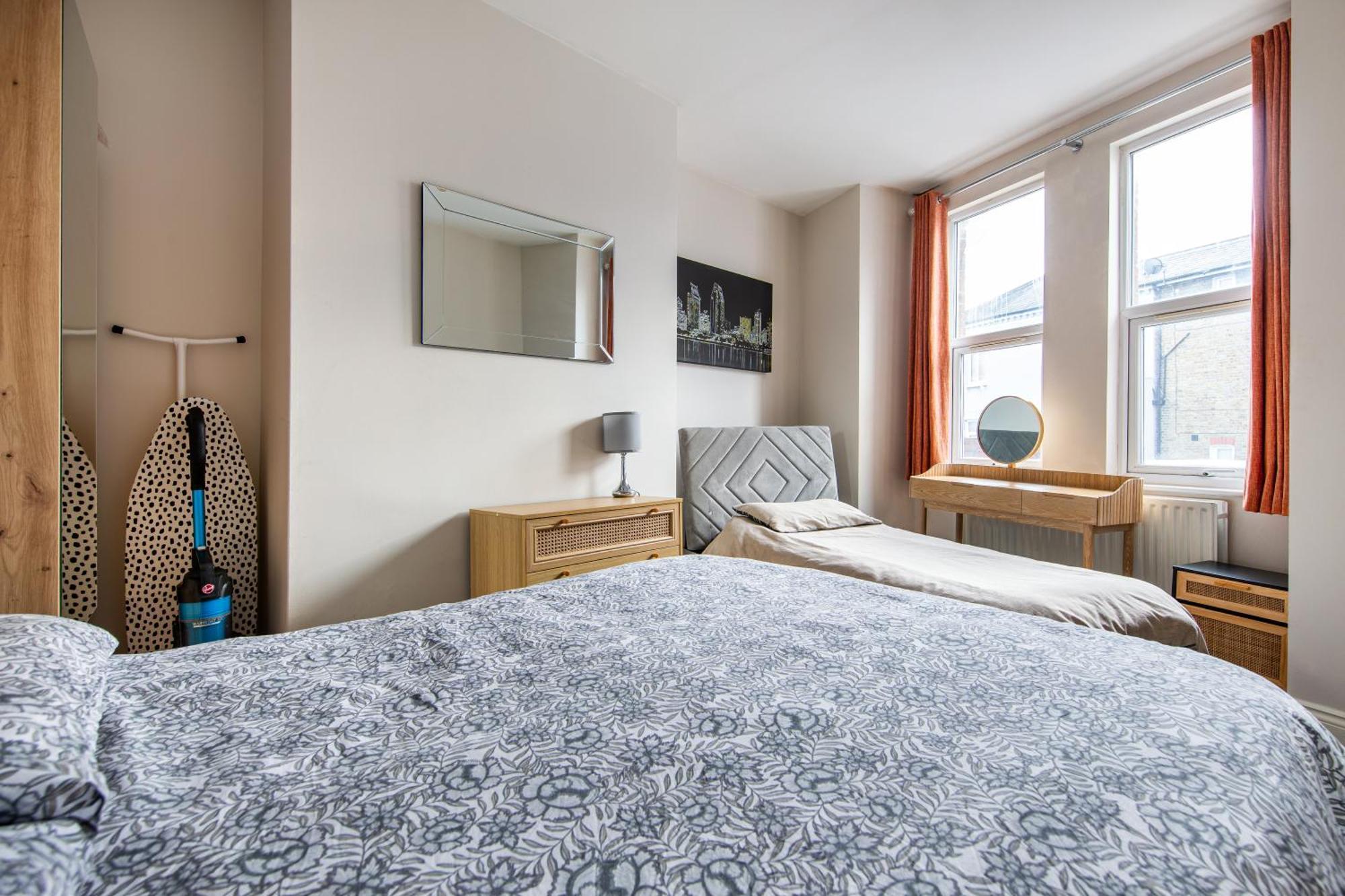 Apartment Cosy 1 Bed With Free Parking Close To Underground Station Zone 2 For Quick Access To Up To 5 Guests *