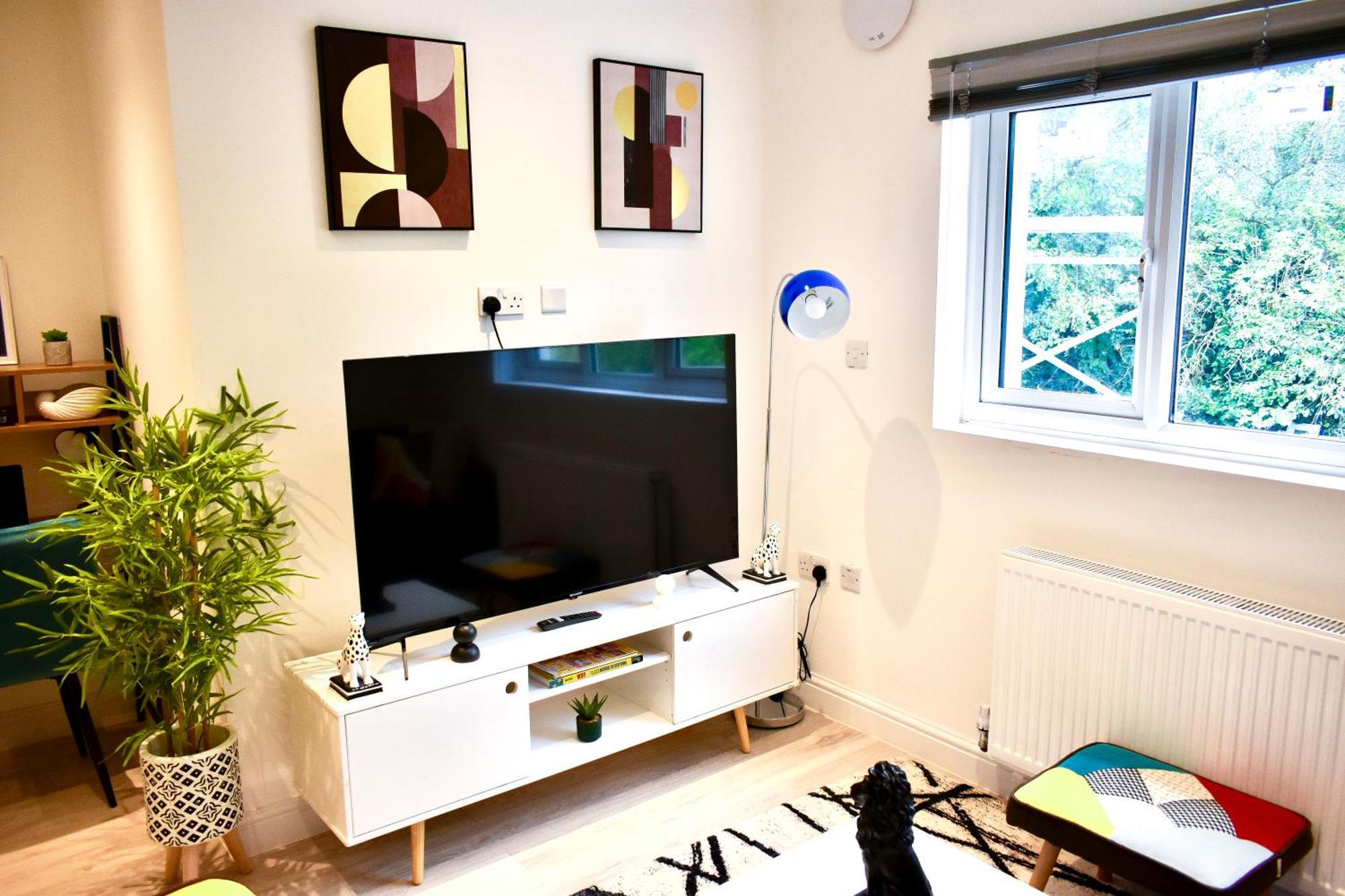 Wembley Luxury: Two-bedroom With Parking * London
