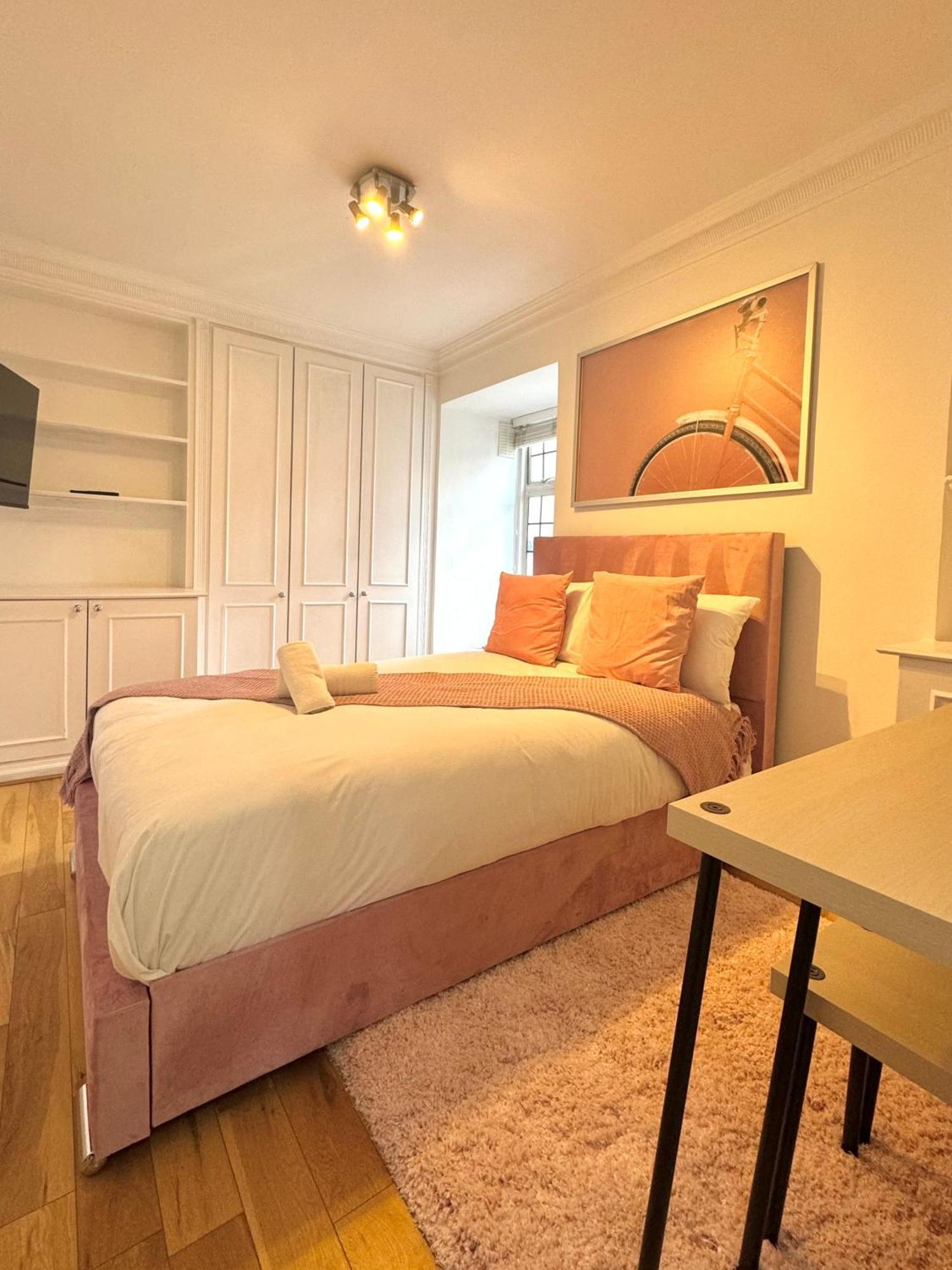 Homestay Hyde Park Corner House *